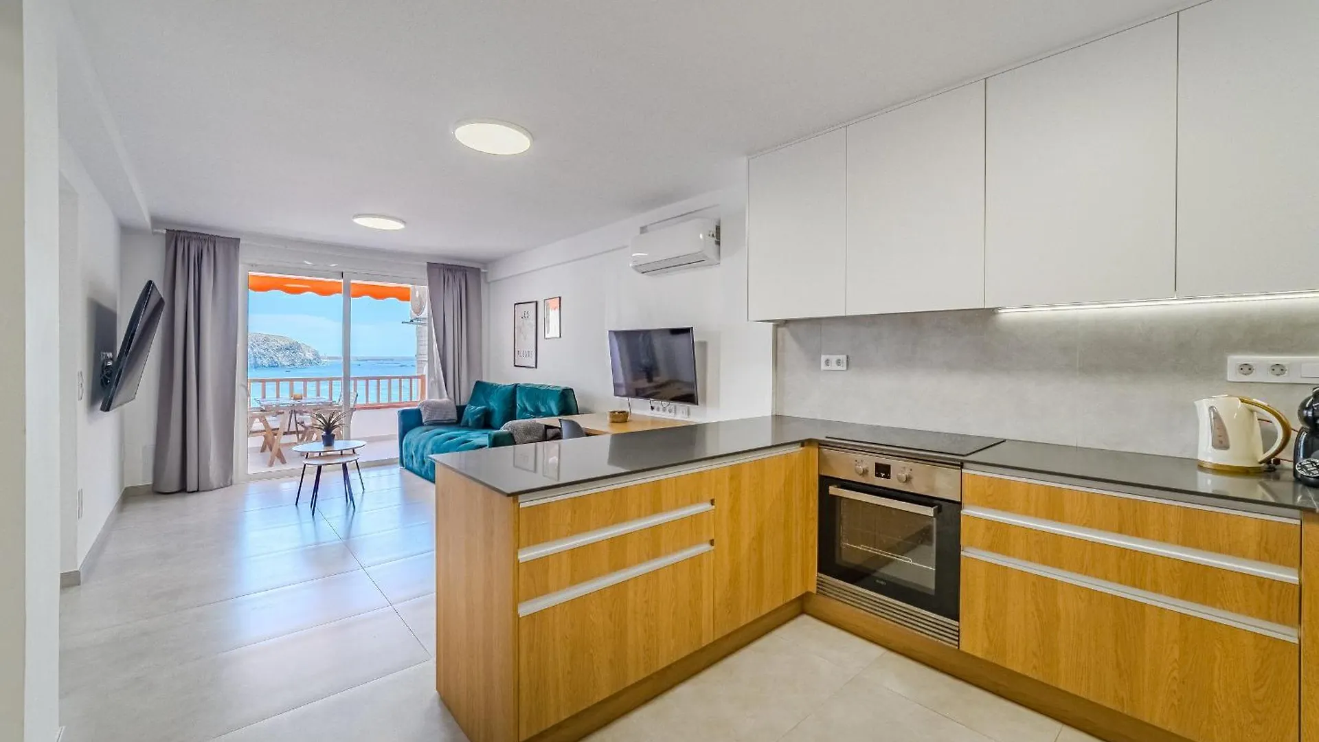 Ocean View 2Bedroom Apartment In Los Cristianos, Heated Pool, 3 Minutes To Beach Los Cristianos